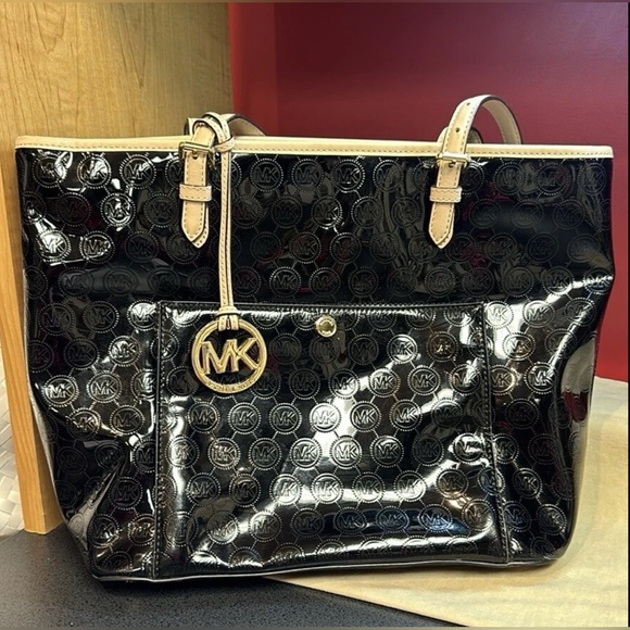 Michael Kors Lg Black Patent Leather Tote With Double Adjustable Beige Handles - Picture 4 of 14